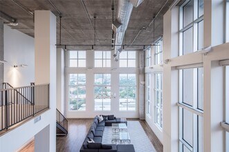 4899 Montrose Blvd in Houston, TX - Foto de edificio - Building Photo