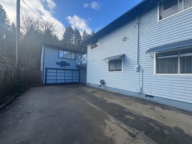 215 S 11th St in Shelton, WA - Building Photo - Building Photo