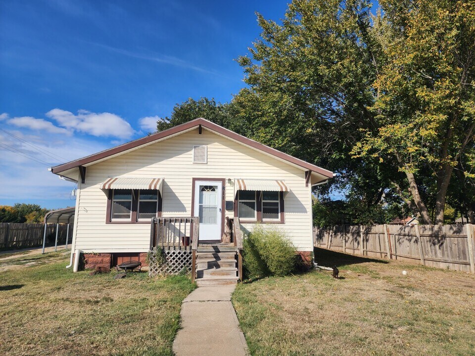 811 W Main St in Lyons, KS - Building Photo