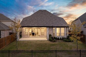 9525 Sunset Ln in Oak Point, TX - Foto de edificio - Building Photo