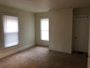 516 E Chestnut St, Unit 2 in Bloomington, IL - Foto de edificio - Building Photo