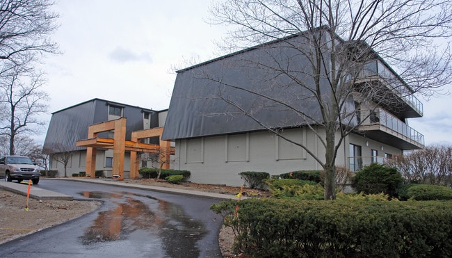 3755 Orchard Lake Rd in West Bloomfield, MI - Foto de edificio - Building Photo