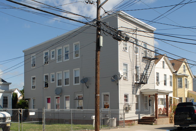 31 Robert St in Paterson, NJ - Foto de edificio - Building Photo