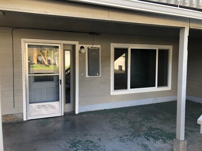 1804 N Oak St, Unit lower in Colfax, WA - Building Photo - Building Photo