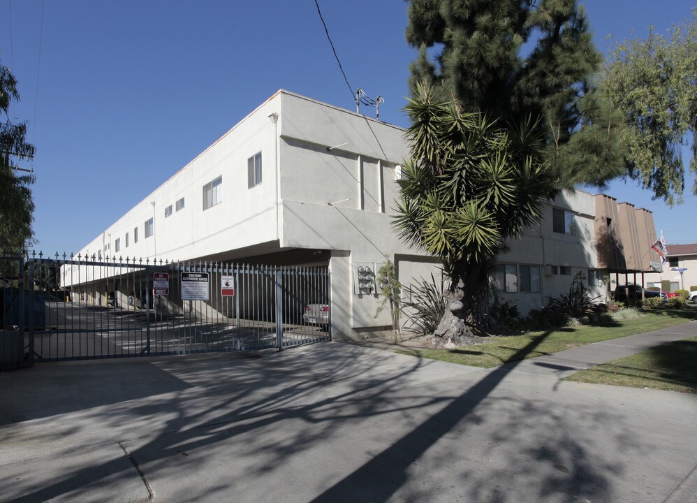 The Village Apartments in Anaheim, CA - Foto de edificio