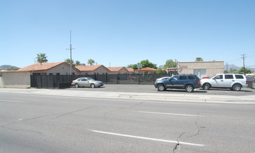 2445 N Oracle Rd in Tucson, AZ - Foto de edificio - Building Photo