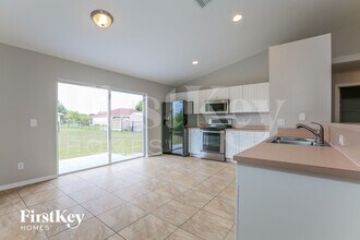 215 Mossrosse St in Ft. Myers, FL - Foto de edificio - Building Photo