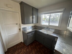 2441 Silver Lake Blvd, Unit 2441-B in Los Angeles, CA - Building Photo - Building Photo