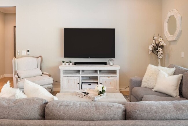 3706 E Clarendon Ave in Phoenix, AZ - Foto de edificio - Building Photo