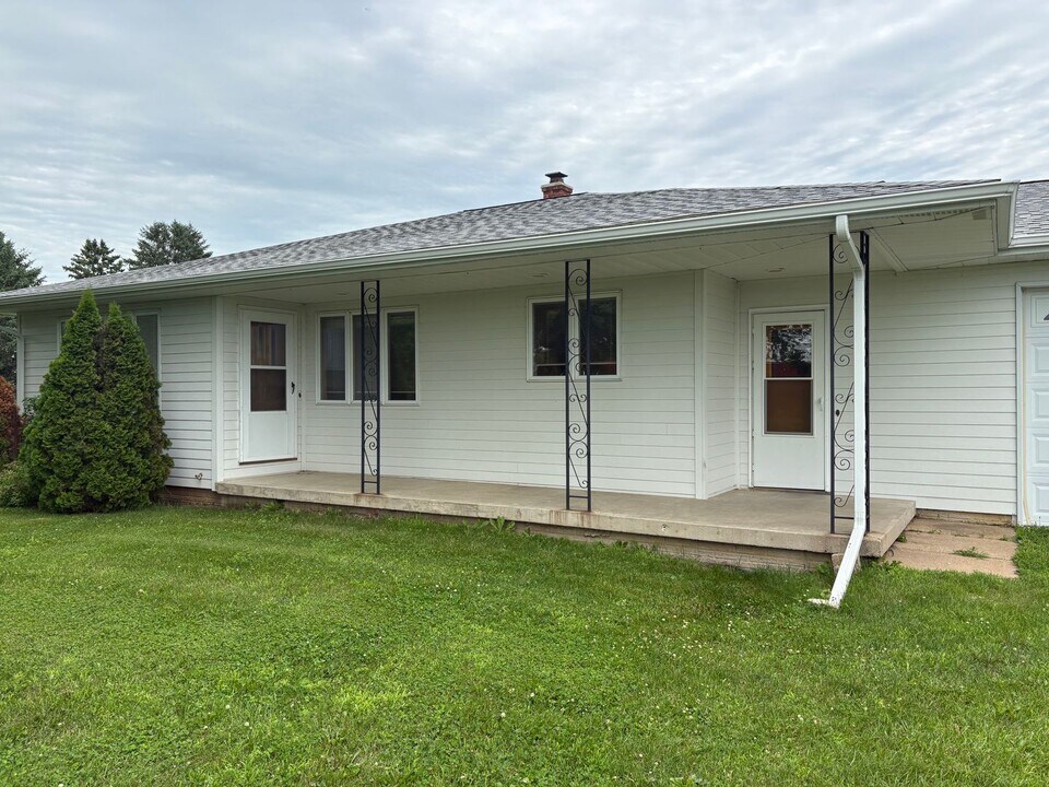 32506 320th St in New Hartford, IA - Building Photo
