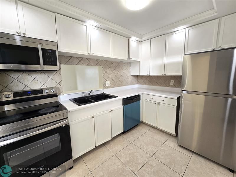 2800 NW 56th Ave in Lauderhill, FL - Building Photo