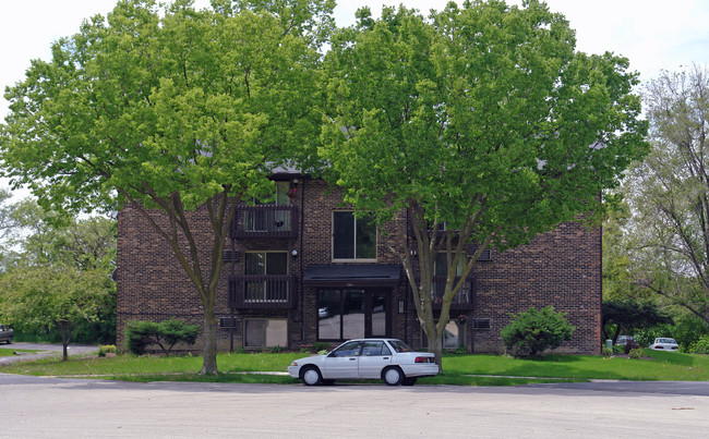 8302-8358 Woodland Dr in Darien, IL - Foto de edificio - Building Photo