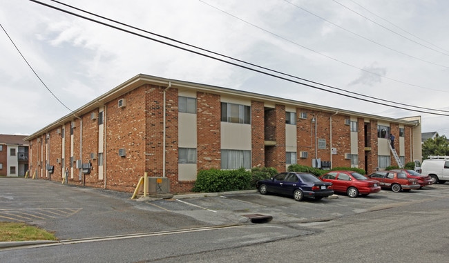 1243 E Ocean View Ave in Norfolk, VA - Foto de edificio - Building Photo