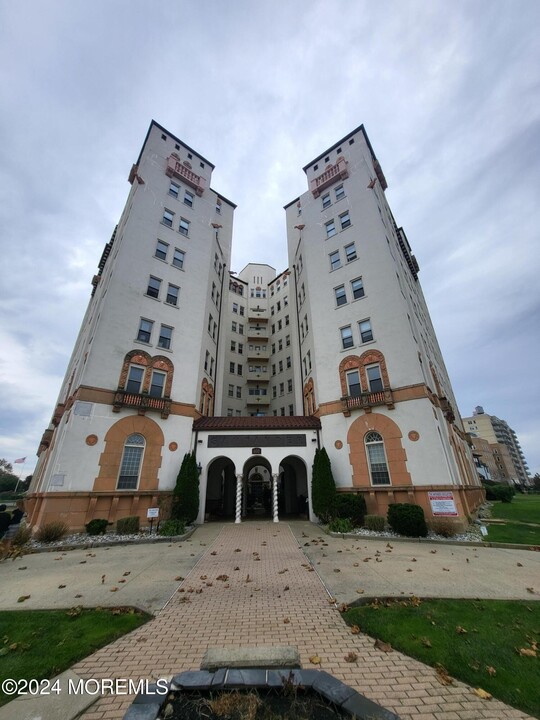 400 Deal Lake Dr in Asbury Park, NJ - Building Photo