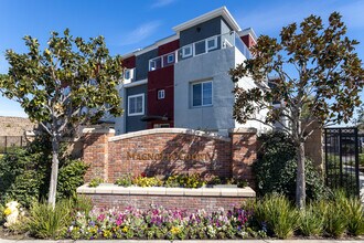 Magnolia Court Townhomes in Corona, CA - Building Photo - Building Photo