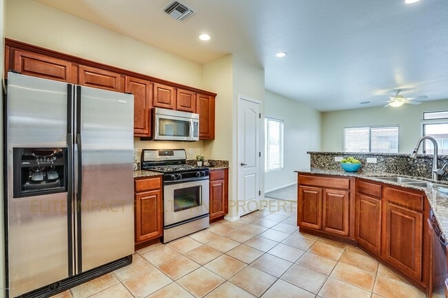 316 W Sunrise Vista Dr in Green Valley, AZ - Building Photo - Building Photo