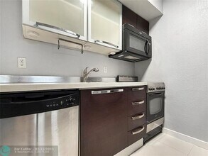 1503 NE 4th Ct-Unit -2 in Fort Lauderdale, FL - Foto de edificio - Building Photo