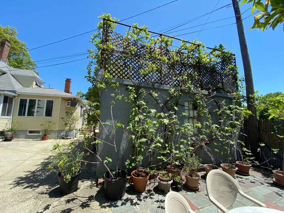 211 Holland St, Unit 2 in Somerville, MA - Building Photo