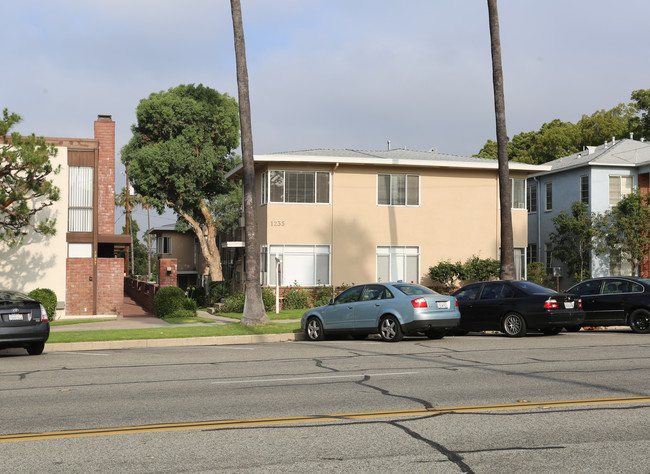 1235 N Brand Blvd in Glendale, CA - Building Photo - Building Photo