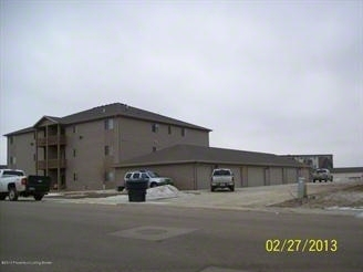 2275 10th Ave W in Dickinson, ND - Building Photo