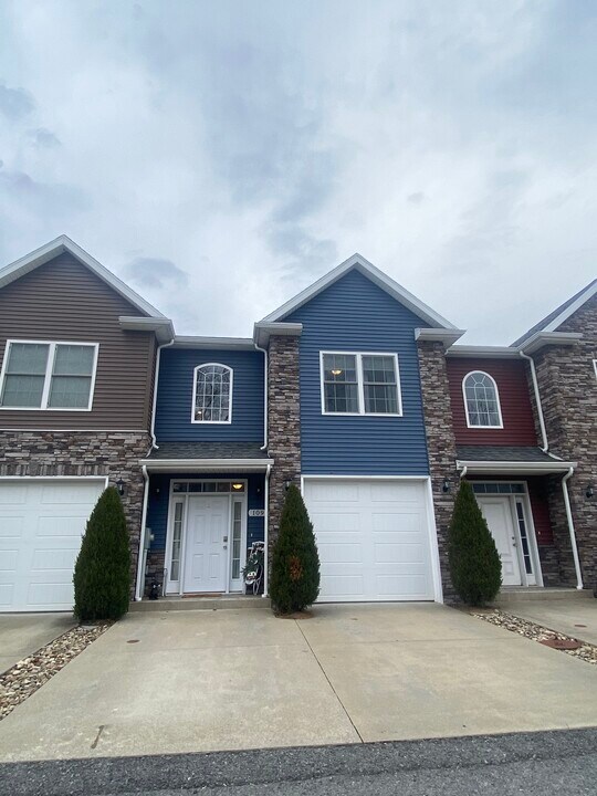 109 Corkrean Way in Morgantown, WV - Building Photo