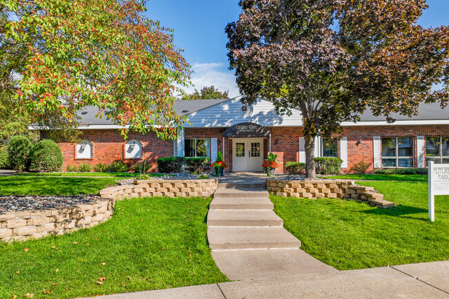 Carriage Oaks Apartments in Blaine, MN - Foto de edificio - Building Photo