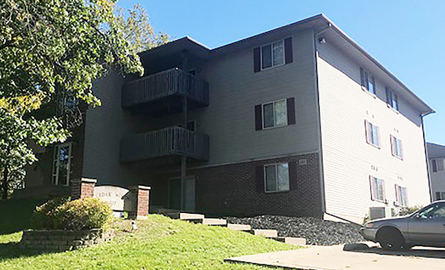 Cedar Woods Apartments in Ottumwa, IA - Building Photo