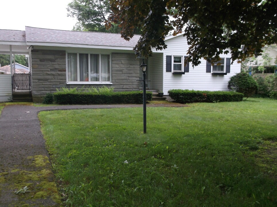 8843 Karlen Rd in Rome, NY - Foto de edificio