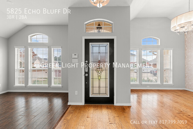 5825 Echo Bluff Dr in Haltom City, TX - Foto de edificio - Building Photo