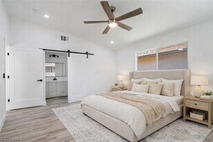 6478 Royal Woods Dr in Ft. Myers, FL - Building Photo
