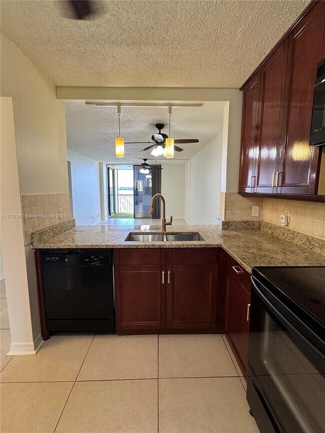 110 Lake Emerald Dr in Oakland Park, FL - Foto de edificio - Building Photo