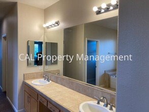 361 Majestic Dr in Hollister, CA - Foto de edificio - Building Photo