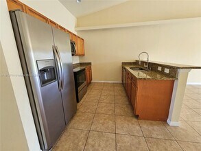 134 SE 12th St in Cape Coral, FL - Foto de edificio - Building Photo