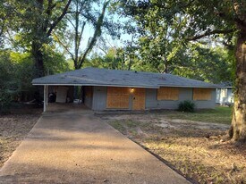 1018 Deryll St in Jackson, MS - Building Photo