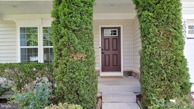 25501 Emerson Oaks Dr in Aldie, VA - Foto de edificio - Building Photo