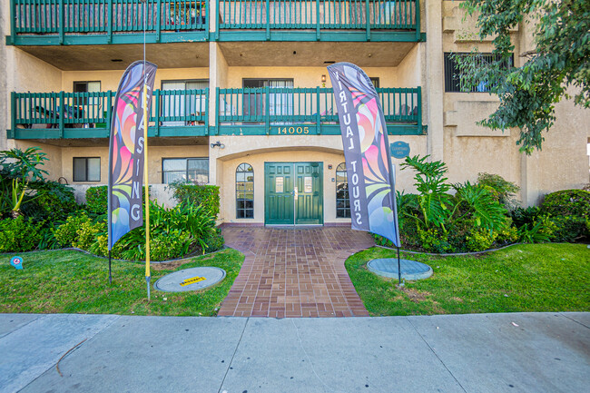 Courtyard Apartments in Hawthorne, CA - Building Photo - Building Photo