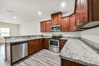 914 Shady Ln in Conroe, TX - Foto de edificio - Building Photo