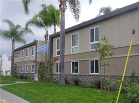 8160-8168 Orangewood Ave Apartments