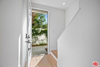 3232 S Barrington Ave in Los Angeles, CA - Building Photo - Building Photo