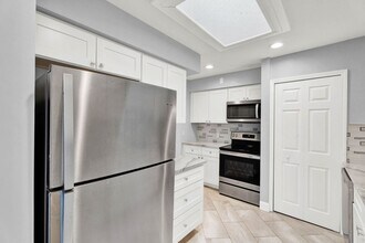 4047 W Maple Rd in Bloomfield Township, MI - Building Photo - Building Photo