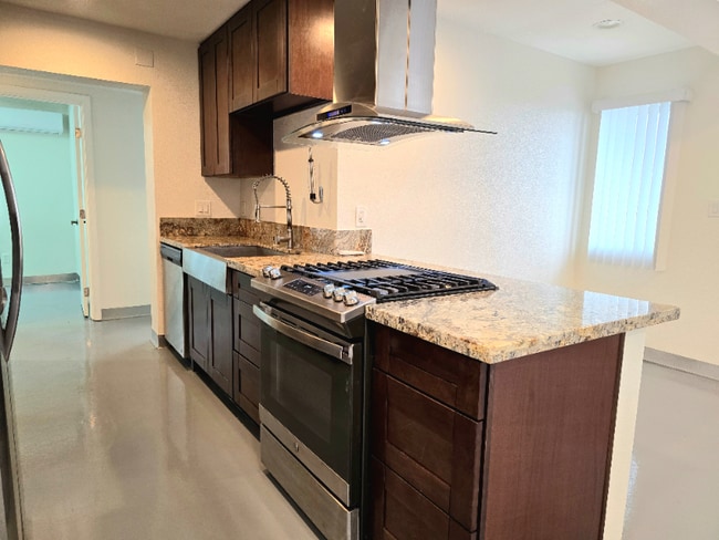 property at 1719 W Walnut Ave