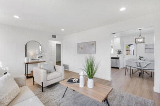 17733 Los Alimos St in Granada Hills, CA - Foto de edificio - Building Photo