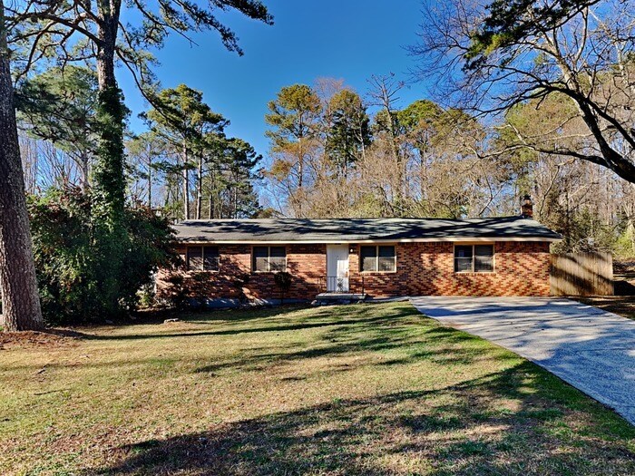 2596 Oak Cir in Ellenwood, GA - Building Photo