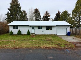 578 Maple Leaf Dr in Ashton, ID - Building Photo