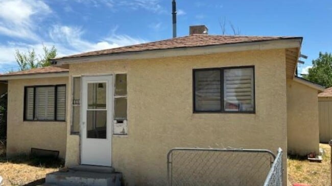 property at 412 N 6th St