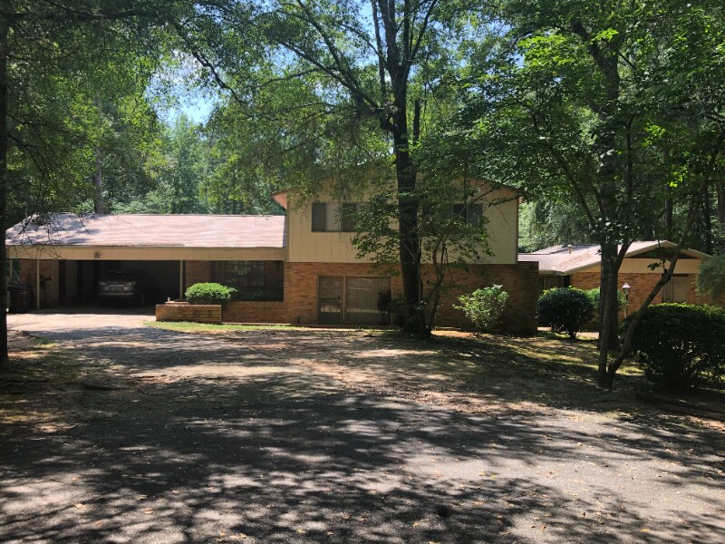 1002 Chris Cir in Tuskegee, AL - Building Photo