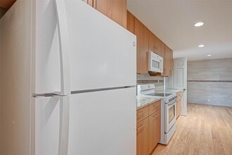 2001 Holcombe Blvd in Houston, TX - Building Photo - Building Photo