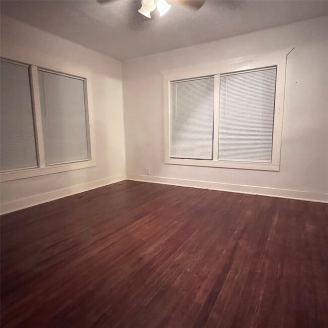 property at 215 S Commerce St