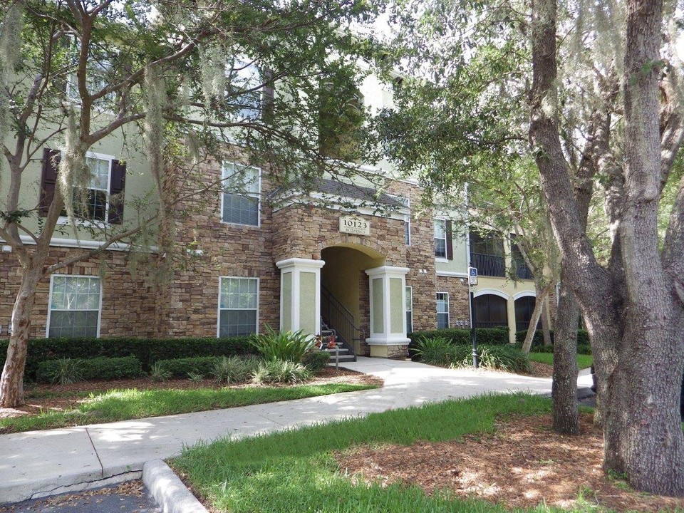 10121 Courtney Palms Blvd in Tampa, FL - Building Photo