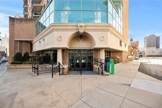 78 10th St E in St. Paul, MN - Foto de edificio - Building Photo